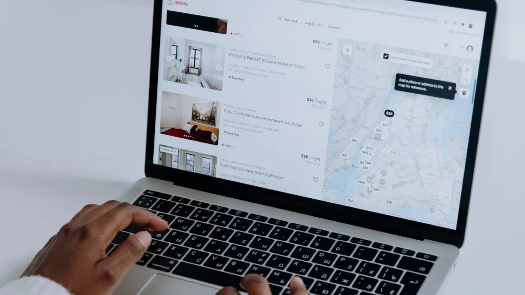 Rédaction d'une annonce de location saisonnière sur un ordinateur portable